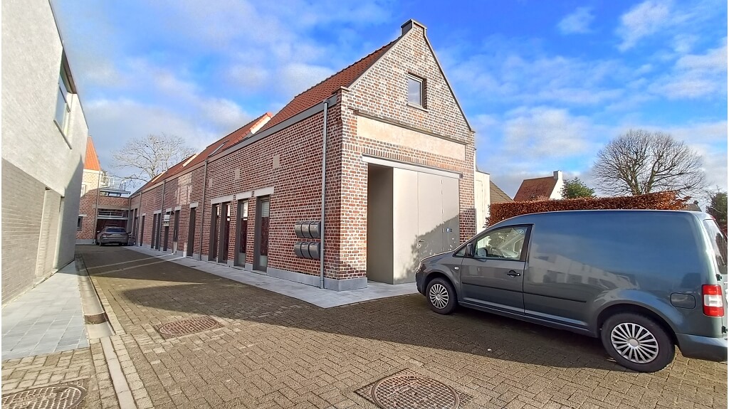 Recente Wooneenheid in Loft-Stijl met Dakterras te huur in Torhout