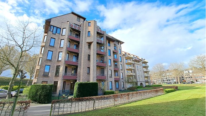 Instapklaar appartement met terras en autostandplaats te huur in Brugge