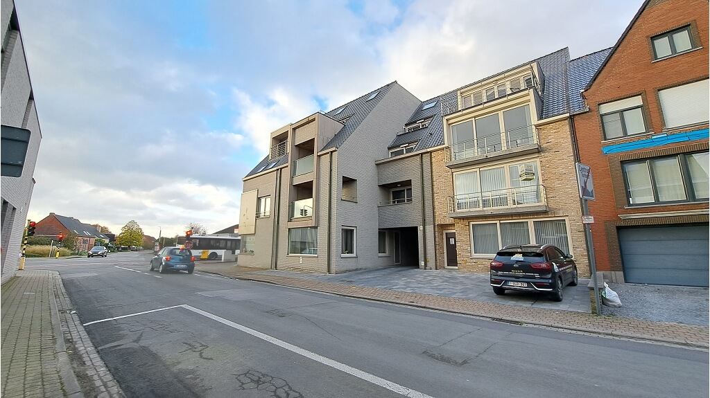 Instapklaar appartement met terras + autostaanplaats te huur in Torhout