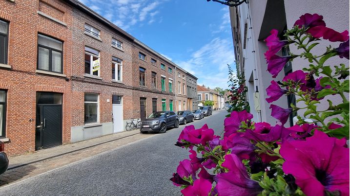 Comfortabele 3-slaapkamerwoning met ruim TERRAS te huur in Brugge | Violierstraat 51 Brugge (8000) | De Brugse Databank Vastgoed - immo - real estate -  050 34 34 20