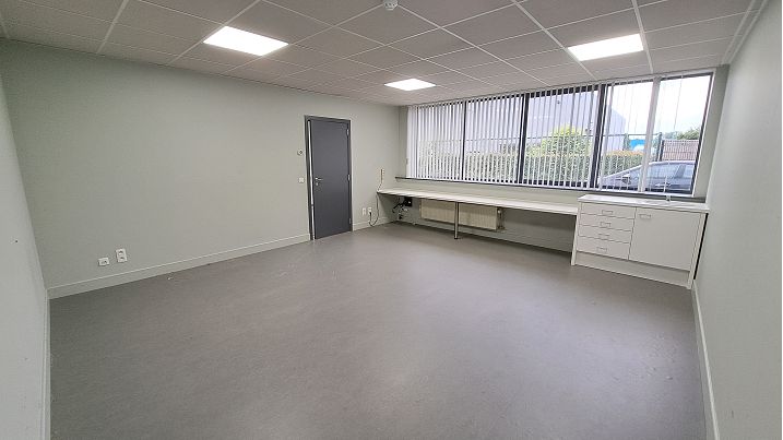 Instapklare kantoorruimte met 3 parkeerplaatsen te huur in Brugge | Lieven Bauwenstraat 16 Brugge (8000) | De Brugse Databank Vastgoed - immo - real estate -  050 34 34 20