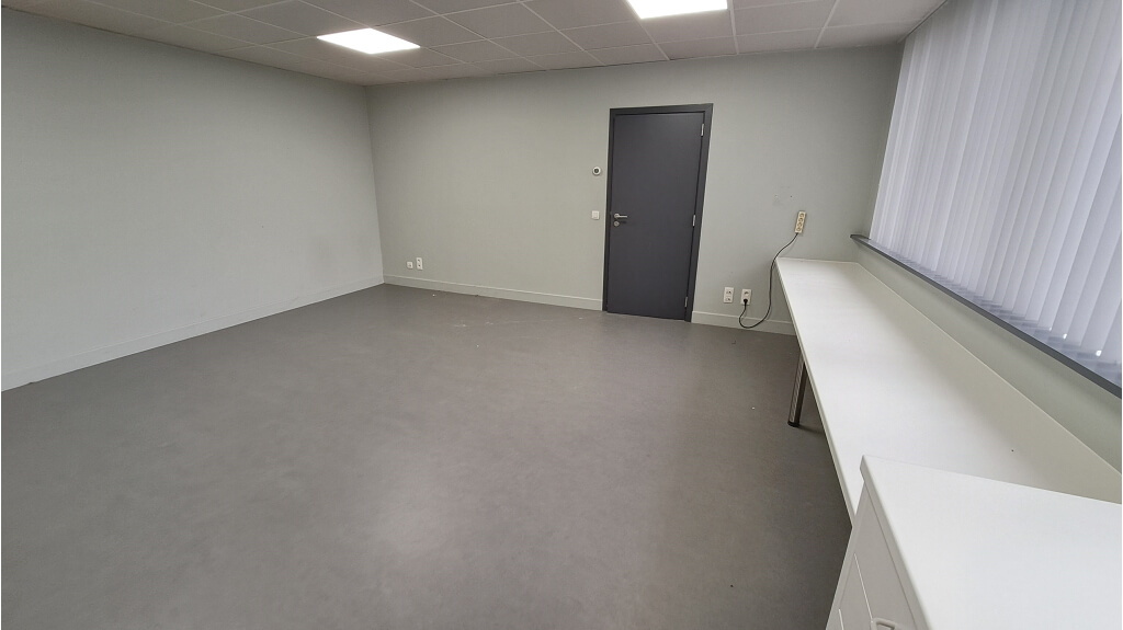 Instapklare kantoorruimte met 3 parkeerplaatsen te huur in Brugge