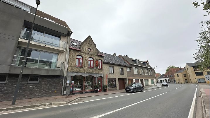 Handelshuis met woonst, opslagruimte, 3 garages te koop in Kortemark