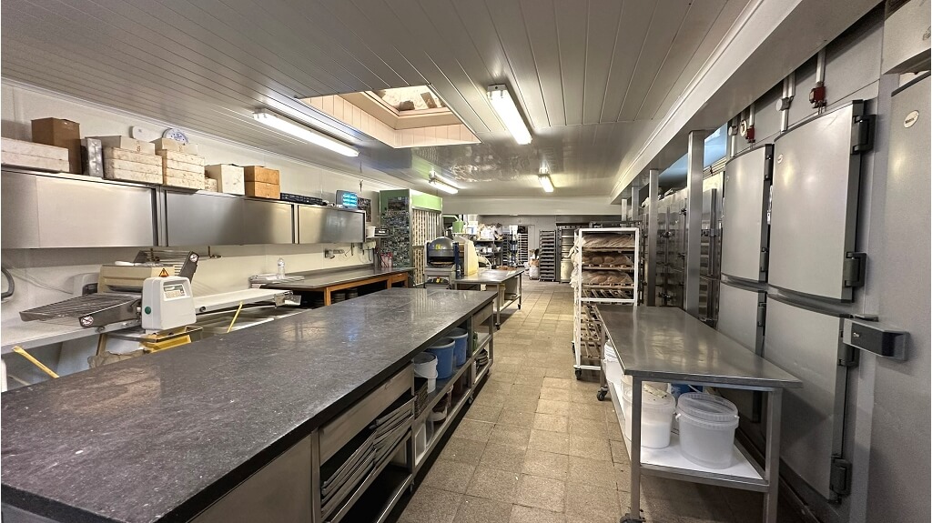 Handelshuis met woonst, opslagruimte, 3 garages te koop in Kortemark