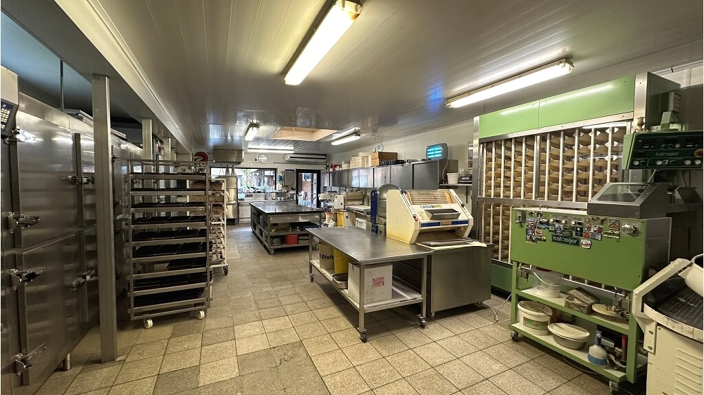 Handelshuis met woonst, opslagruimte, 3 garages te koop in Kortemark