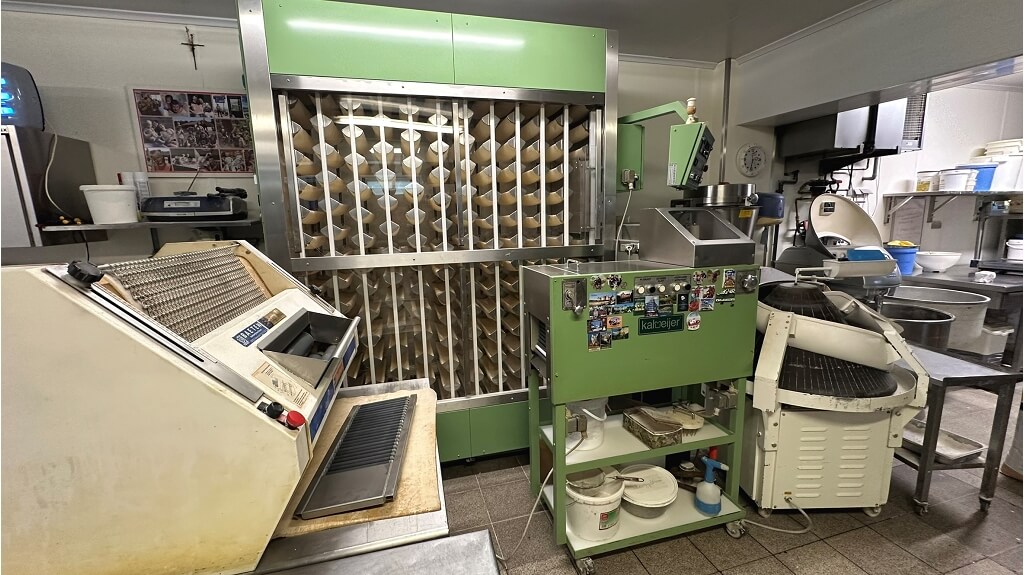 Handelshuis met woonst, opslagruimte, 3 garages te koop in Kortemark