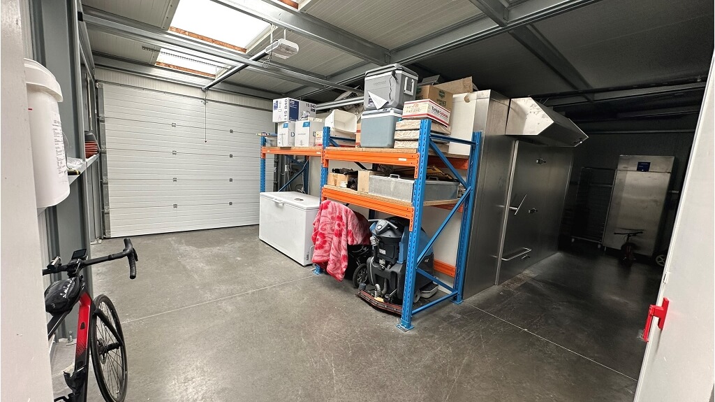 Handelshuis met woonst, opslagruimte, 3 garages te koop in Kortemark