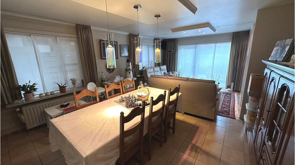 Handelshuis met woonst, opslagruimte, 3 garages te koop in Kortemark