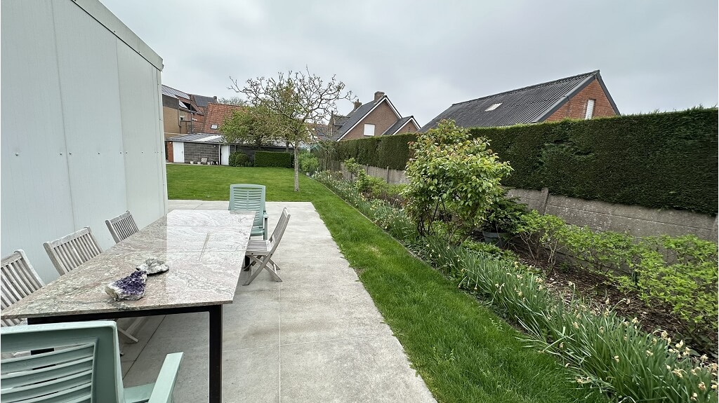 Handelshuis met woonst, opslagruimte, 3 garages te koop in Kortemark