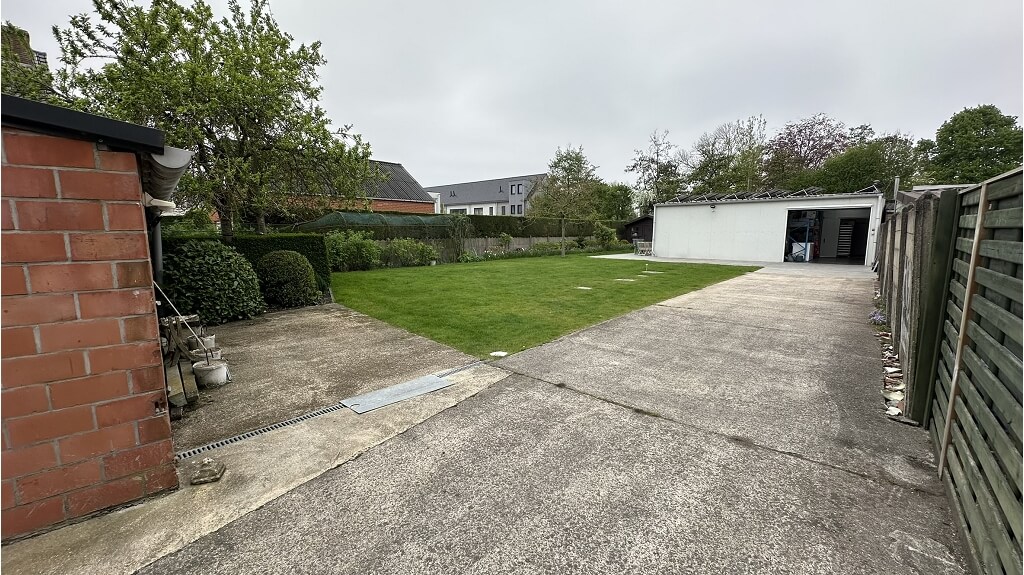 Handelshuis met woonst, opslagruimte, 3 garages te koop in Kortemark