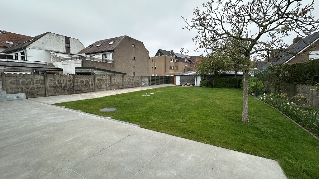 Handelshuis met woonst, opslagruimte, 3 garages te koop in Kortemark
