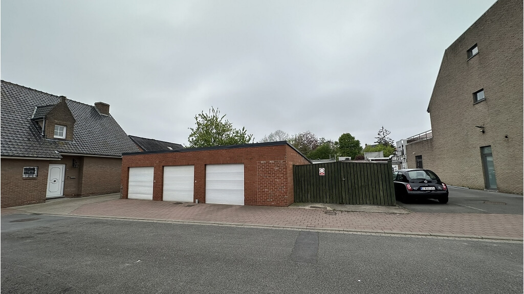 Handelshuis met woonst, opslagruimte, 3 garages te koop in Kortemark
