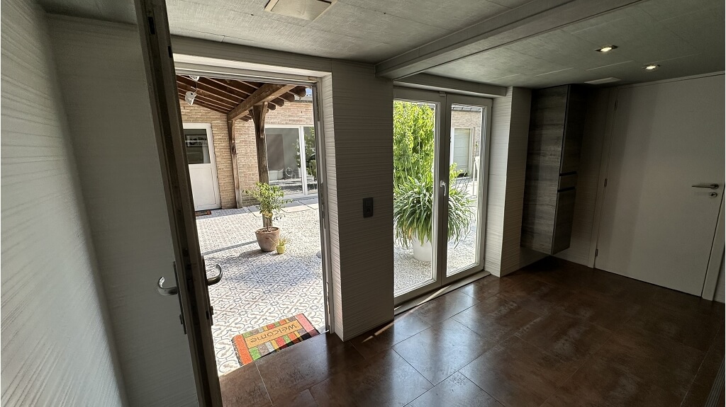 Ruim woon- en handelshuis met loods (280m) te koop in Aartrijke Zedelgem