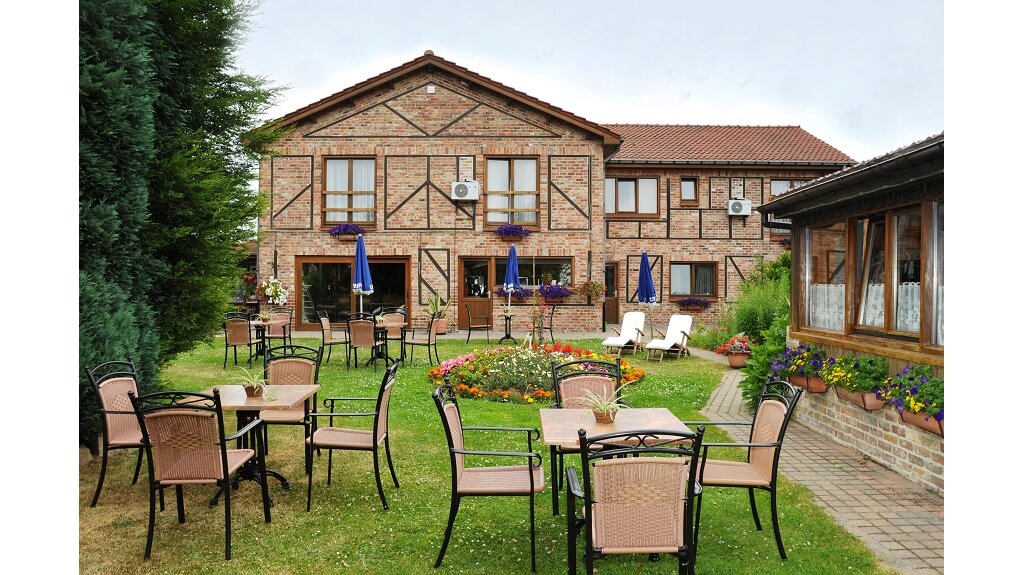 Charmehotel - restaurant met 10 kamers te koop in Oudenburg