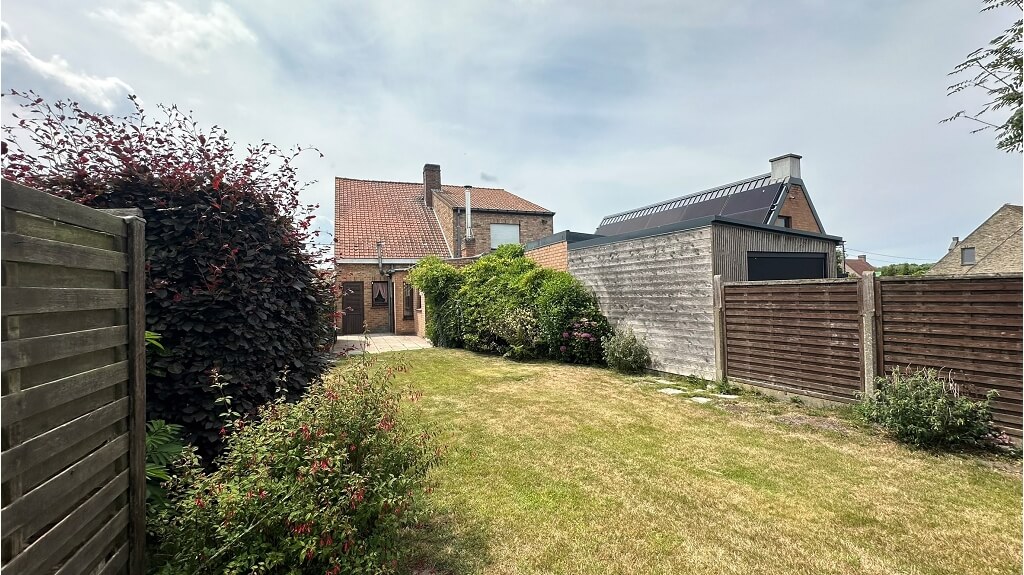 Op te frissen 2-slaapkamerwoning met Tuin en Garage te koop in Loppem Zedelgem